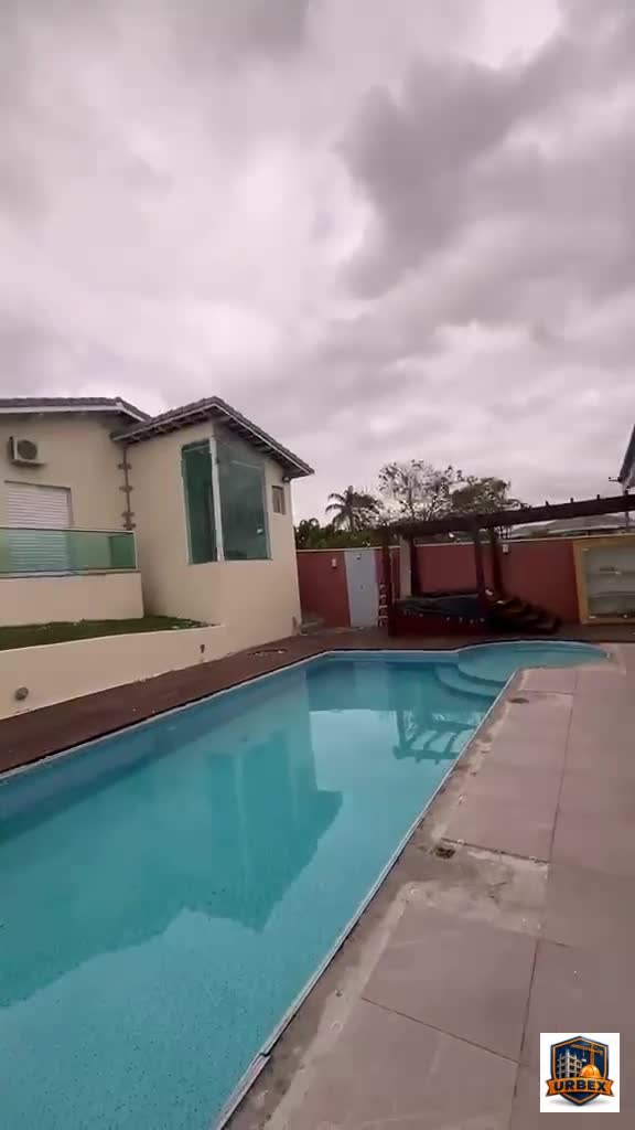 Registro em vídeo de obra URBEX em andamento, com piso e área externa
