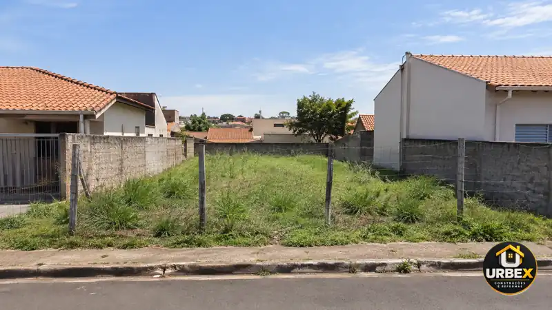 Imagem ilustrativa gerada por IA sobre Tem um terreno parado há anos? Compare o que fazer com ele. com logo URBEX